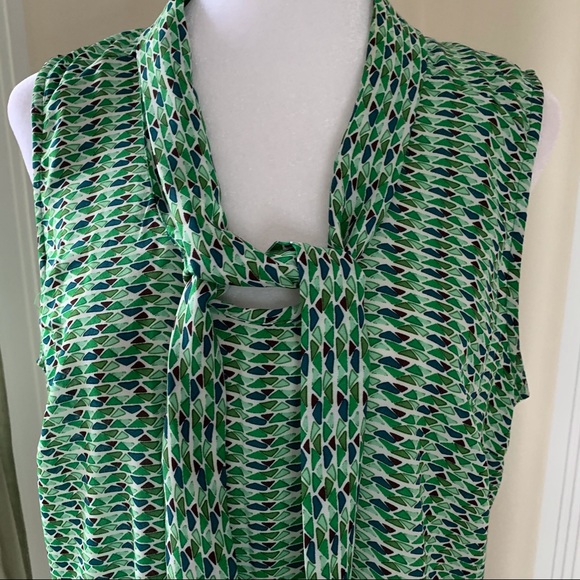 Roz & Ali vibrant green geometric pattern sleeveless blouse with neck bow tie - Picture 6 of 12